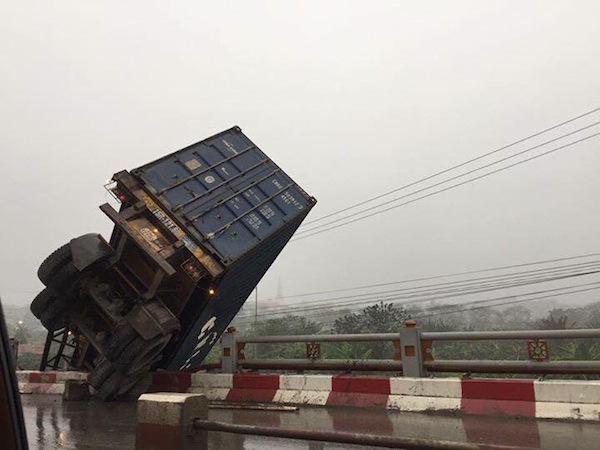 Tai nạn liên hoàn, xe container 18 bánh treo lơ lửng trên cầu Thanh Trì ảnh 1